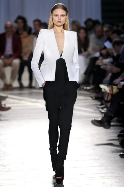 Look 10